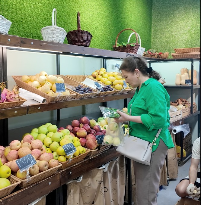Di Astana, ibu kota Kazakhstan, seorang pengguna tempatan sedang membeli buah-buahan China. (People’s Daily Edisi Luar Negara/Lin Zihan)