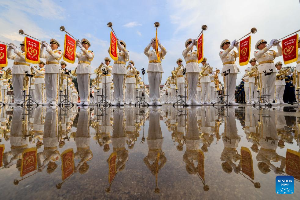 Para anggota kumpulan pancaragam Tentera Pembebasan Rakyat China mengambil bahagian dalam latihan yang diadakan pada 12 Ogos 2025 untuk Sambutan Ulang Tahun ke-80 Kemenangan Perang Rakyat China Menentang Pencerobohan Jepun dan Perang Anti-Fasis Dunia kelak. (Xinhua/Yin Gang)