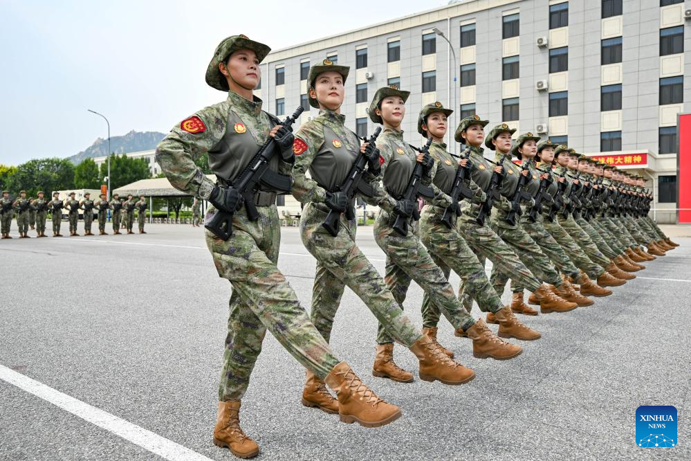 Para peserta mengambil bahagian dalam latihan yang diadakan pada 12 Ogos 2025 untuk Sambutan Ulang Tahun ke-80 Kemenangan Perang Rakyat China Menentang Pencerobohan Jepun dan Perang Anti-Fasis Dunia kelak. (Xinhua/Zhang Cheng)