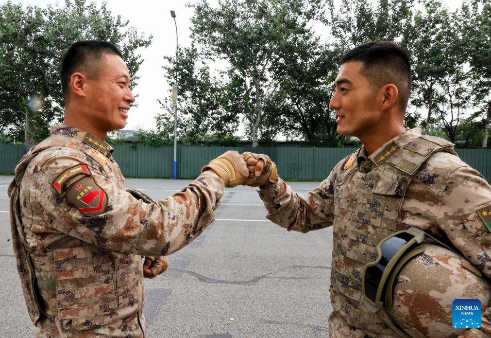 Antara peserta yang mengambil bahagian dalam latihan yang diadakan pada 12 Ogos 2025 untuk Sambutan Ulang Tahun ke-80 Kemenangan Perang Rakyat China Menentang Pencerobohan Jepun dan Perang Anti-Fasis Dunia kelak. (Xinhua/Yin Gang)