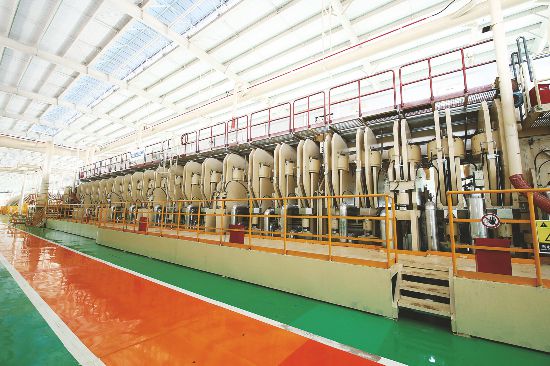 Foto memperlihatkan barisan pengeluaran di kilang Guangxi Fenglin Wood Industry Group. (Foto disediakan oleh syarikat diwawancara)