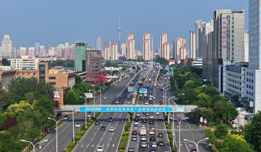 Foto sudut udara memperlihatkan jejantas pejalan kaki yang dihiasi dengan kain rentang Sidang Kemuncak Pertubuhan Kerjasama Shanghai (SCO) 2025 di Daerah Xiqing, Tianjin, utara China pada 5 Ogos 2025. (Xinhua/Li Ran)