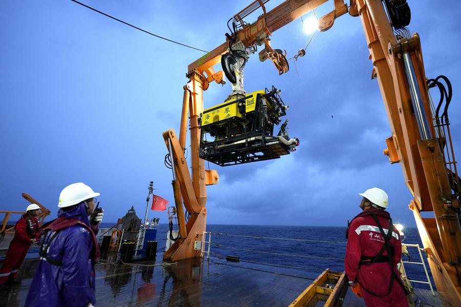 Haiqin, kenderaan kendalian jarak jauh (ROV) laut dalam 6,000 meter, di bawa naik dari laut ke atas kapal Zhong Shan Da Xue, di Laut China Selatan pada 23 Ogos 2025. (Xinhua/Zhang Jiansong)