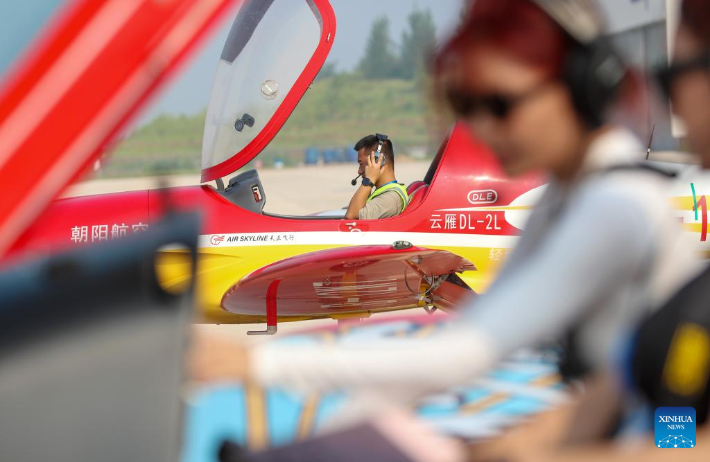 Seorang juruterbang bersiap sedia untuk menerbangkan sebuah pesawat di taman industri penerbangan am di Laixi, Qingdao, Provinsi Shandong di timur China pada 24 Ogos 2025. (Xinhua/Zhang Jingang)