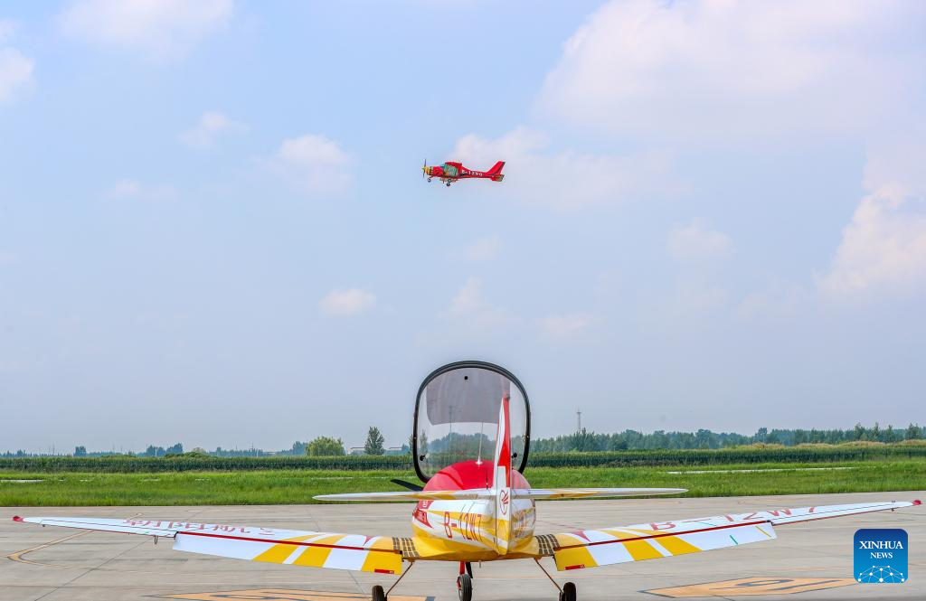 Peminat aktiviti penerbangan sedang menerbangkan pesawat sukan ringan di taman industri penerbangan am di Laixi, Qingdao, Provinsi Shandong di timur China pada 24 Ogos 2025. (Xinhua/Zhang Jingang)