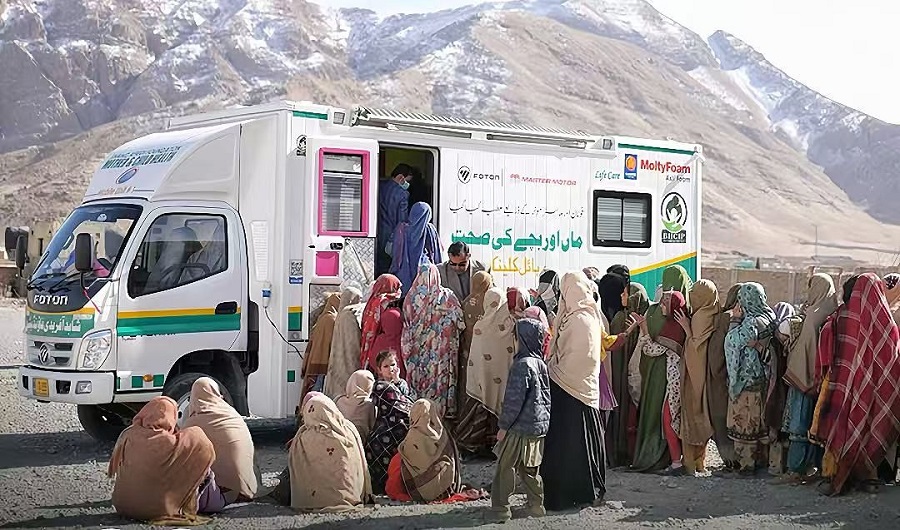 Penduduk tempatan di Pakistan sedang berbaris di luar unit perubatan bergerak yang didermakan oleh pembuat kenderaan China, BAIC Foton. (Foto oleh BAIC Foton)