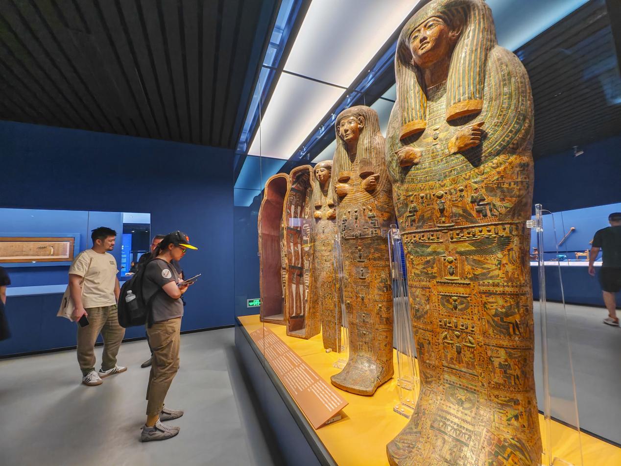 Pengunjung melawat pameran bertajuk, ‘Di Puncak Piramid: Peradaban Mesir Purba’. (Foto oleh Wang Chu)