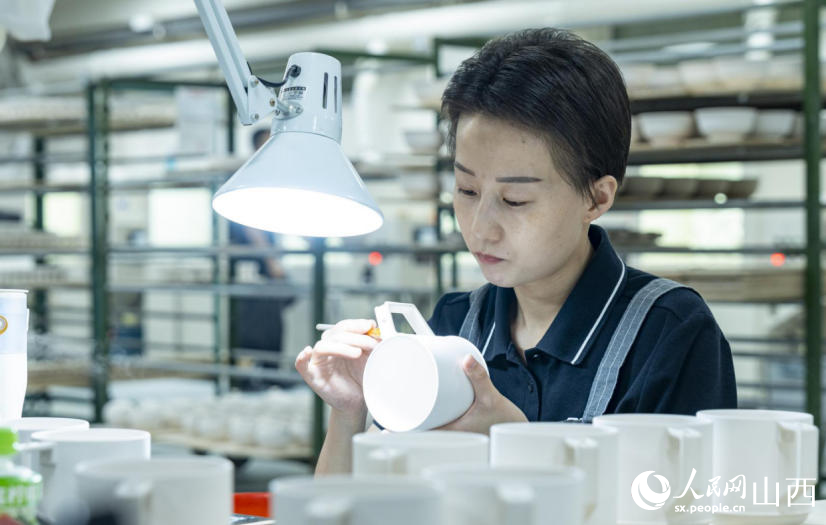 Seorang artisan sedang merapikan produk di bengkel sebuah syarikat di pekan Bayi, daerah Shangdong, bandar Changzhi, Provinsi Shanxi di utara China. (People’s Daily Online/Lu Pengyu)