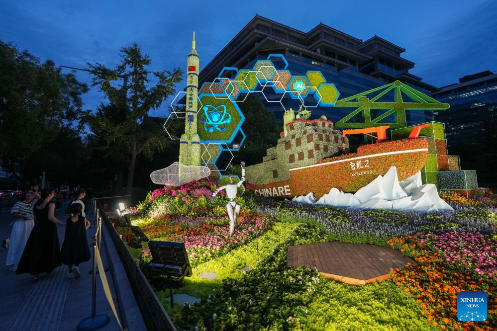 Foto menunjukkan satu set hiasan bunga-bungaan di Xidan, Beijing, ibu negara China pada 22 Ogos 2025. (Xinhua/Ju Huanzong)