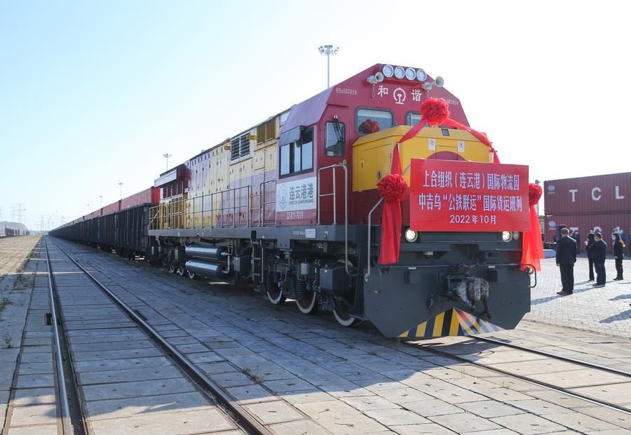 Foto fail bertarikh 13 Oktober 2022 ini memperlihatkan kereta api pengangkut mula berlepas dari Taman Logistik Antarabangsa (Lianyungang) Pertubuhan Kerjasama Shanghai (SCO) di Bandar Lianyungang, Provinsi Jiangsu, timur China. (Xinhua/Wang Jianmin)