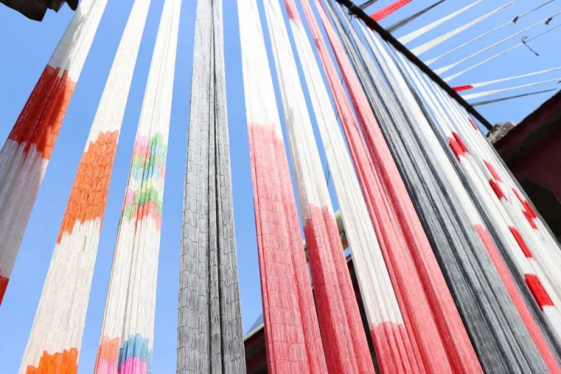 Pukat berwarna-warni mencipta satu pemandangan kanvas nan hidup di sebuah halaman di kampung Hedonglijiacun, pekan Dagao, daerah Zhanhua, bandar Binzhou, Provinsi Shandong, di timur China. (Foto ihsan Jabatan Publisiti Jawatankuasa Parti Komunis China Daerah Zhanhua)