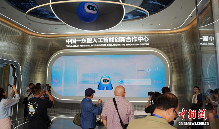 Pada 27 Ogos, rombongan pemberita yang mengikuti program lawatan media asing ke Guangxi melawat ke Pusat Inovasi dan Kerjasama Kecerdasan Buatan China-ASEAN. (oleh Huang Yanmei, wartawan China News Service