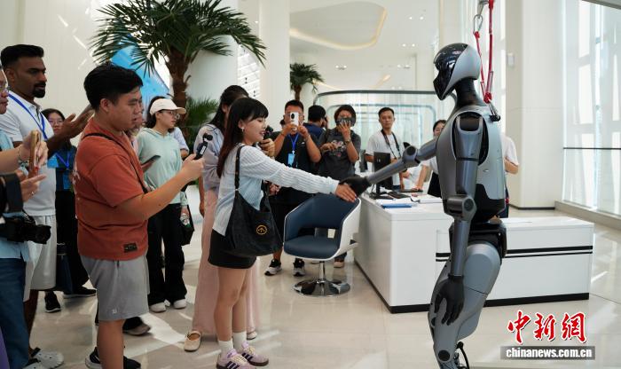 Pada 27 Ogos, rombongan pemberita yang mengikuti program lawatan media asing ke Guangxi melawat ke Pusat Inovasi dan Kerjasama Kecerdasan Buatan China-ASEAN. (China News Service/Huang Yanmei)