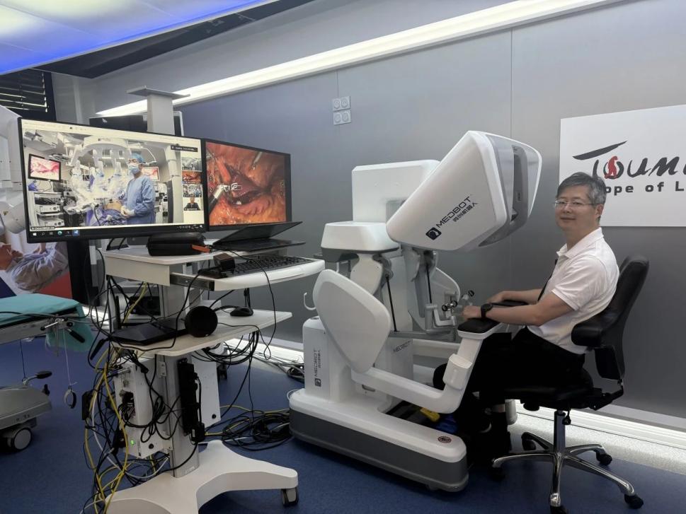 Di Strasbourg, Perancis, Profesor Liang Xiao melakukan pembedahan ke atas seorang pesakit di China menggunakan robot pembedahan. (Foto disediakan oleh Universiti Zhejiang)