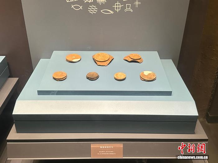 Tembikar Neolitik yang terukir dengan simbol dipamerkan di taman tapak arkeologi kebangsaan Shuangdun Bengbu, Provinsi Anhui, timur China. (Foto oleh Fu Tiancheng)