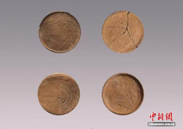 Imej menunjukkan simbol yang terukir pada barangan tembikar yang digali keluar daripada tapak arkeologi Shuangdun di kampung Shuangdun, daerah Huaishang, bandar Bengbu, Provinsi Anhui, timur China. (Foto ihsan taman tapak arkeologi kebangsaan Shuangdun)