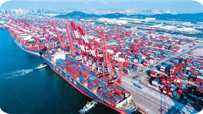 Kapal kargo yang membawa kontena berlabuh di Pelabuhan Qingdao, Provinsi Shandong, timur China pada 19 Ogos 2025. (Foto oleh Yu Fangping)