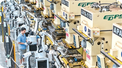 Seorang pekerja mengoperasikan pemesinan di sebuah kilang pengeluaran syarikat perdagangan asing di bandar Huaying, Provinsi Sichuan, di barat daya China.