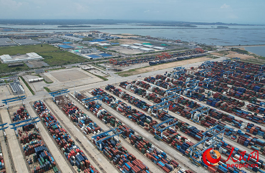 Pelabuhan Qinzhou sibuk mengendalikan kargo dalam bilangan besar. (People's Daily Online/Liang Zhanghui)