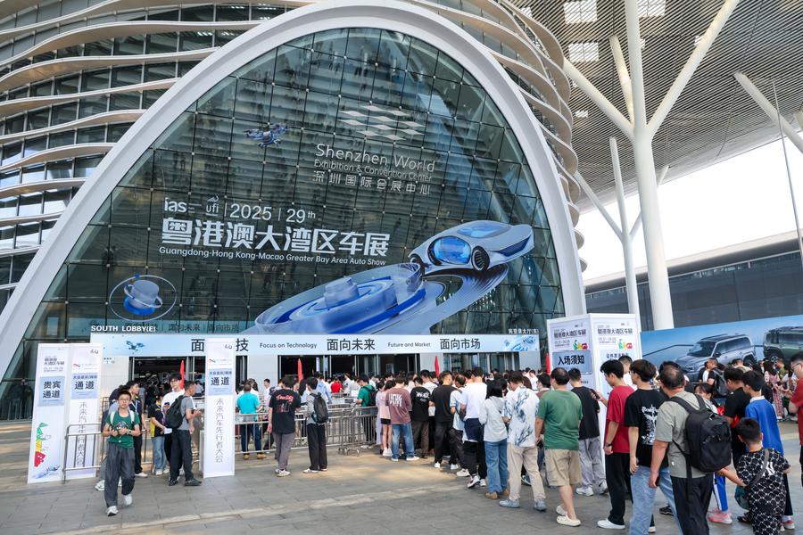 Pengunjung memasuki Pusat Konvensyen dan Pameran Dunia Shenzhen sempena Pameran Auto Antarabangsa Kawasan Teluk Besar Guangdong-Hong Kong-Makau 2025 di Provinsi Guangdong, pada 31 Mei 2025. (Xinhua/Liang Xu)