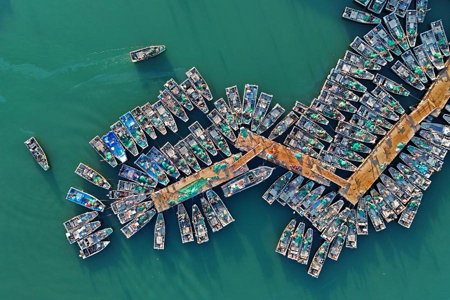 Foto sudut udara bertarikh 28 April 2025 ini menunjukkan bot nelayan kembali ke pelabuhan perikanan sebelum moratorium dikenakan di bandar Yantai, provinsi Shandong, timur China. (Xinhua/Sun Wentan)