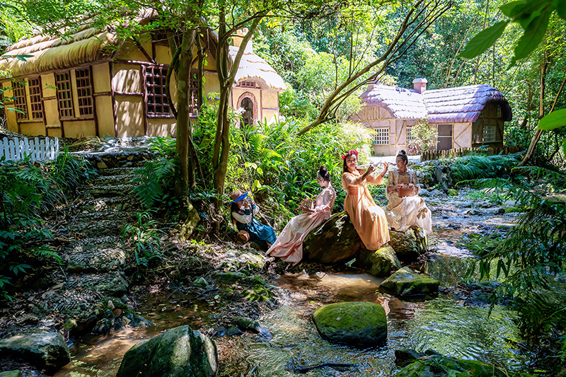 Pelancong mengambil gambar pemandangan di kawasan pemandangan Shuanglonggou di Kaunti Autonomi Miao Rongshui di bandar Liuzhou, Wilayah Autonomi Zhuang Guangxi, di selatan China. (Foto ihsan kawasan pemandangan Shuanglonggou)