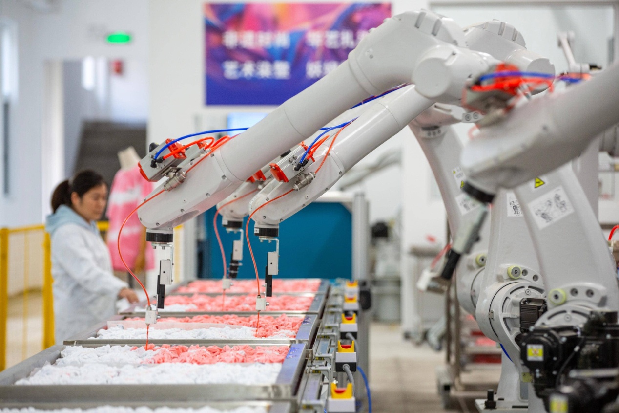 Produk ikat celup dihasilkan oleh robot di sebuah bengkel milik Jiangsu Huayi Group, sebuah pengilang pakaian di Provinsi Jiangsu, timur China. (Foto oleh Zhai Huiyong)