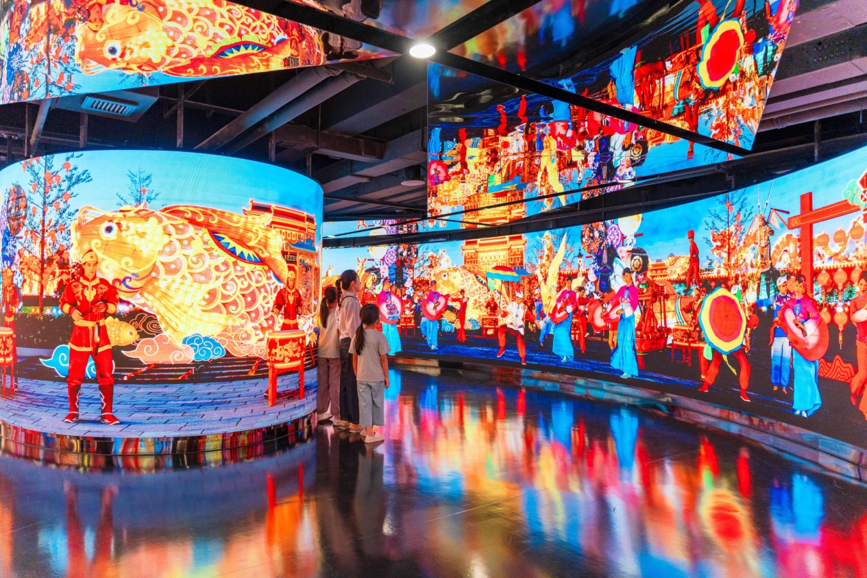 3.	Pengunjung menghayati tarikan warisan budaya tidak ketara di sebuah dewan pameran di Provinsi Shaanxi, barat laut China. (Foto oleh Zhang Cheng)