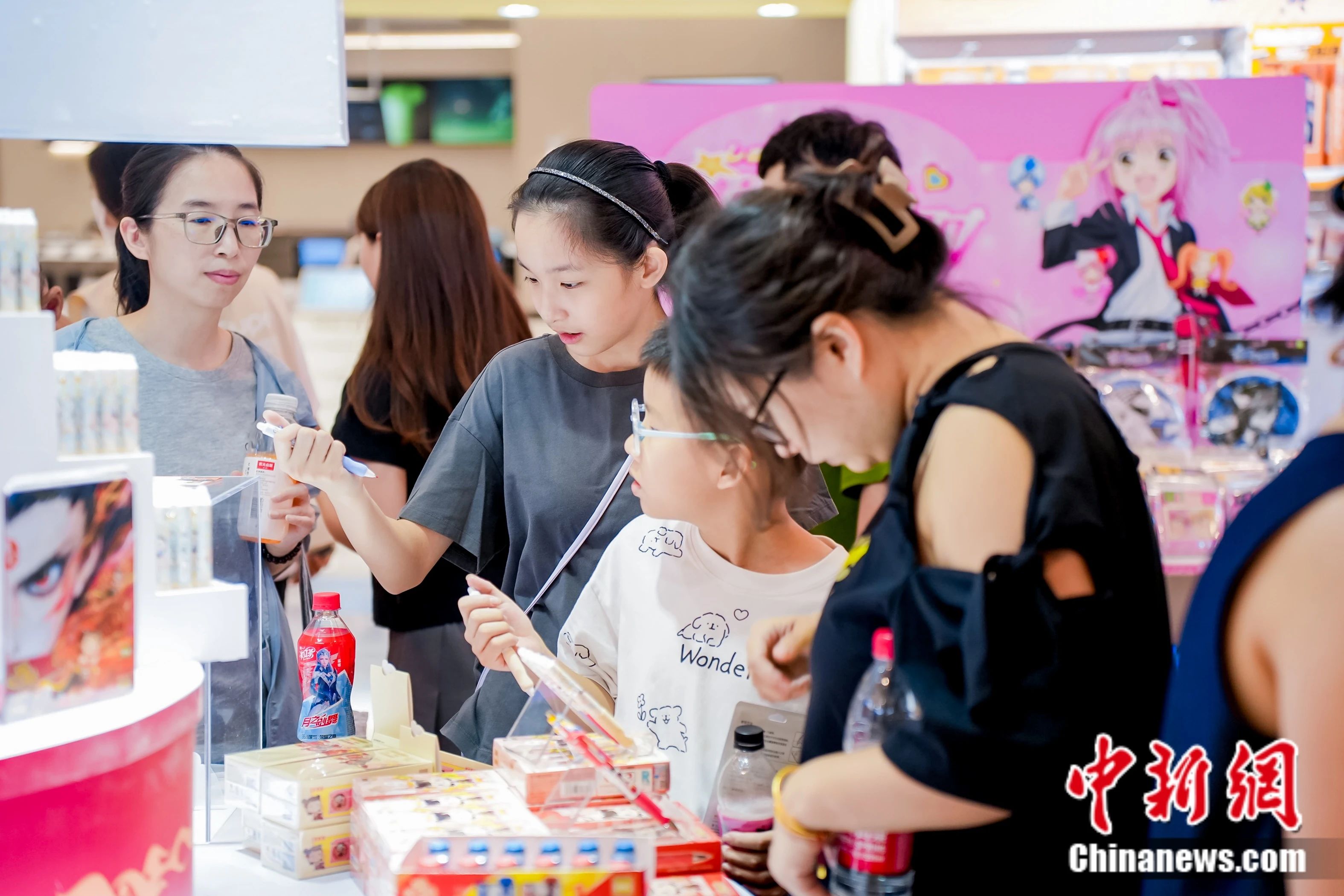 Orang ramai membeli barangan alat tulis yang diintegrasikan dengan elemen budaya popular di satu pesta alat tulis anjura Deli Group, sebuah pengilang alat tulis di China, di kaunti Ninghai, bandar Ningbo, Provinsi Zhejiang, timur China. (Foto ihsan Jabatan Publisiti Jawatankuasa Parti Komunis China Kaunti Ninghai)