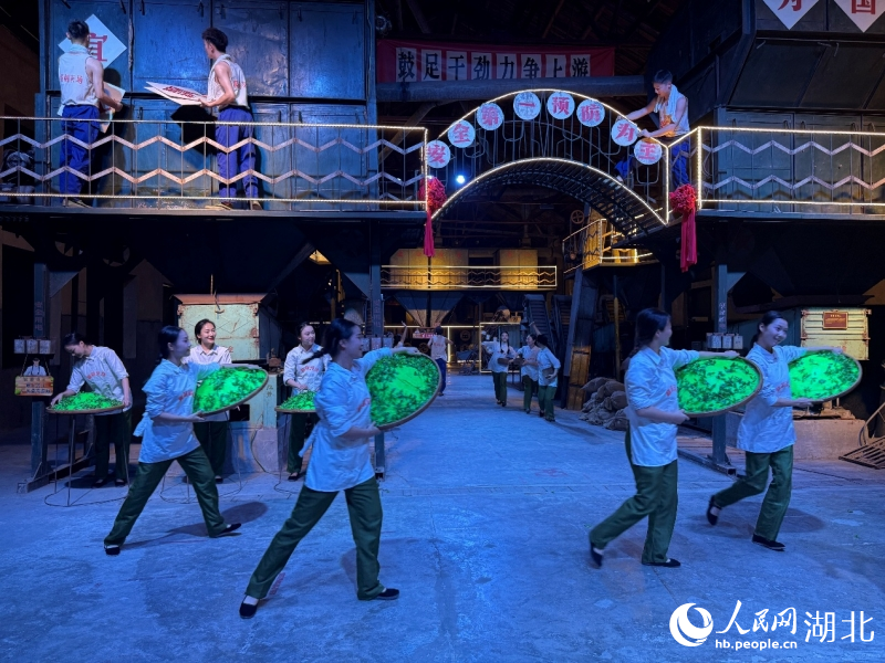 Satu persembahan budaya teh penuh asyik dipentaskan di sebuah kebun di Kaunti Autonomi Tujia Wufeng di Provinsi Hubei, tengah China. (People’s Daily Online/Zhang Jun)
