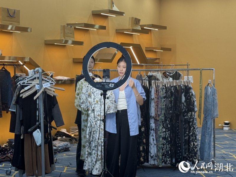 Seorang jurujual menjual pakaian di sebuah studio penstriman langsung di Pasar E-dagang Pakaian (Tianmen) China di Tianmen, Provinsi Hubei, tengah China. (People’s Daily Online/Zhang Jun)