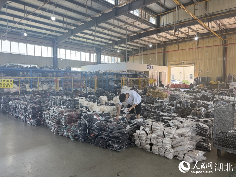 Bandar Tianmen Guna Platform E-dagang, Bina Jaringan Pakaian Global