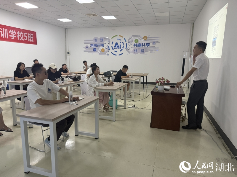 Bandar Tianmen Guna Platform E-dagang, Bina Jaringan Pakaian Global