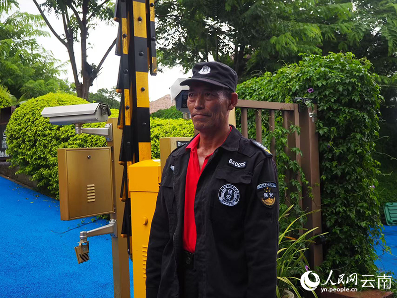 Zou Yougui bertugas di kawasan pemandangan Boxinwan di perbandaran Mengyue, kaunti Longchuan, Kawasan Autonomi Dai dan Jingpo Dehong, Provinsi Yunnan di barat daya China. (People’s Daily Online/Wang Xian)