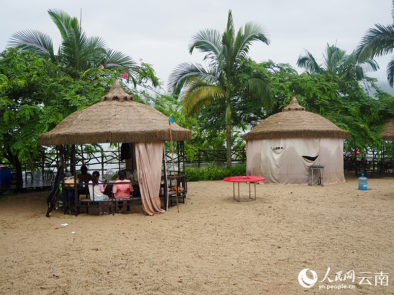 Khemah pelancong di kawasan pemandangan Boxinwan di perbandaran Mengyue, kaunti Longchuan, Kawasan Autonomi Dai dan Jingpo Dehong, Provinsi Yunnan di barat daya China. (People’s Daily Online/Wang Xian)