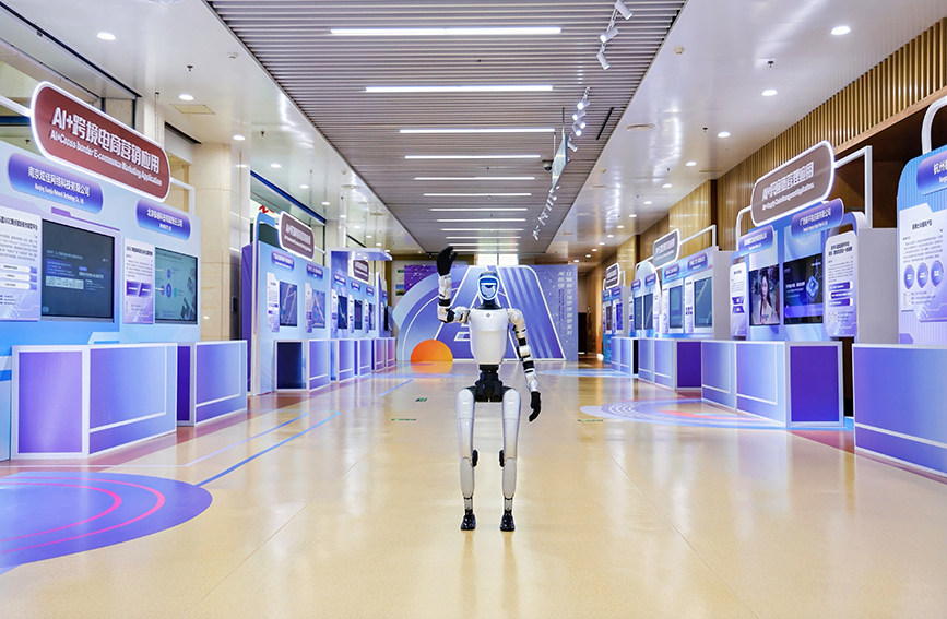 Acara mempamerkan projek-projek cemerlang yang menyertai pertandingan. Foto ihsan penganjur