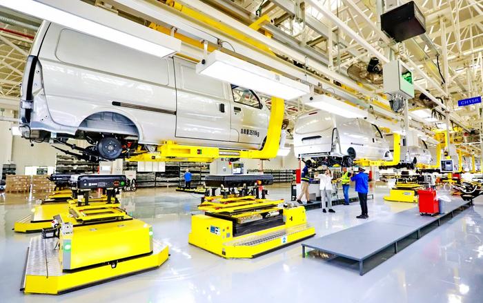 Barisan pemasangan kenderaan Wuling New Energy menggunakan robot logistik AI untuk memindah bateri tenaga baharu di Liuzhou, Guangxi, selatan China. (Foto ihsan individu yang diwawancara)