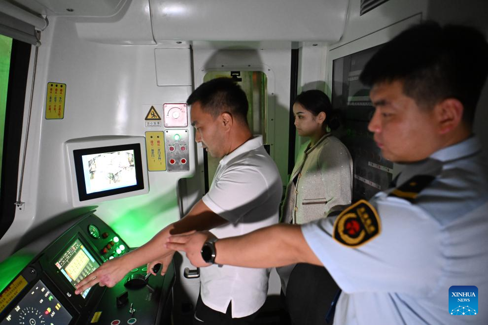 Seorang pelatih dari Kazakhstan (kiri) mengambil ujian di bawah panduan Zhang Rao (kanan), seorang tenaga pengajar dari Tianjin Rail Transit semasa sesi latihan pemandu LRT di Perbandaran Tianjin, utara China pada 5 September 2025. (Xinhua/Sun Fanyue)
