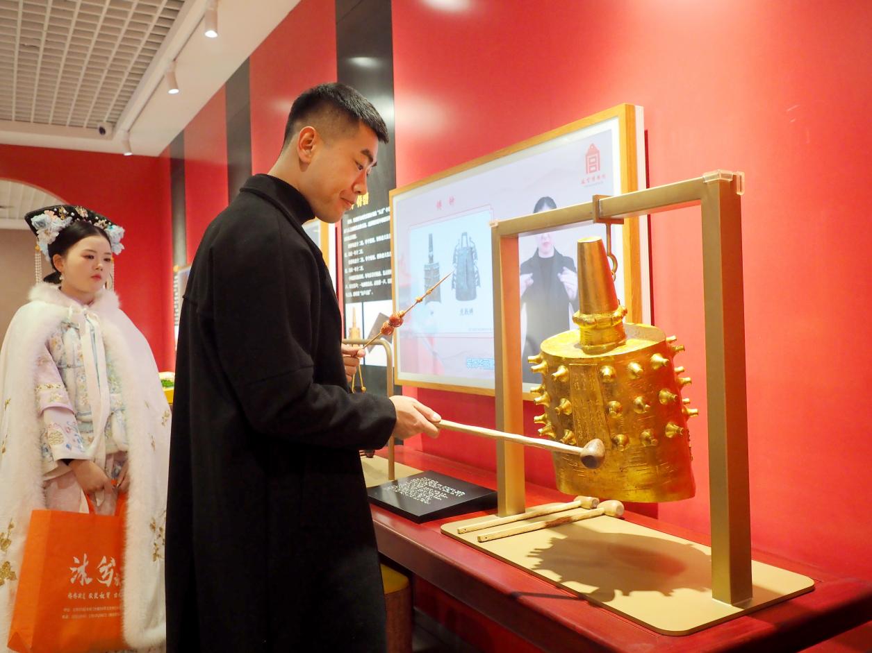 Pelancong melawat dewan pameran produk kreatif dan kebudayaan di Muzium Istana, Beijing, China pada 4 Disember 2024. (Foto oleh Du Jianpo)