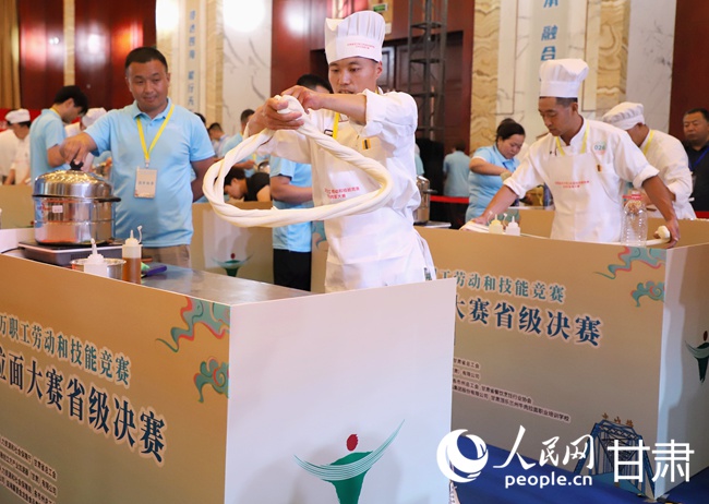 Seorang cef sedang membuat mi tarik Lanzhou dalam satu pertandingan di Lanzhou, Provinsi Gansu, barat laut China pada 2 Julai 2024. (People’s Daily Online/Gao Xiang)