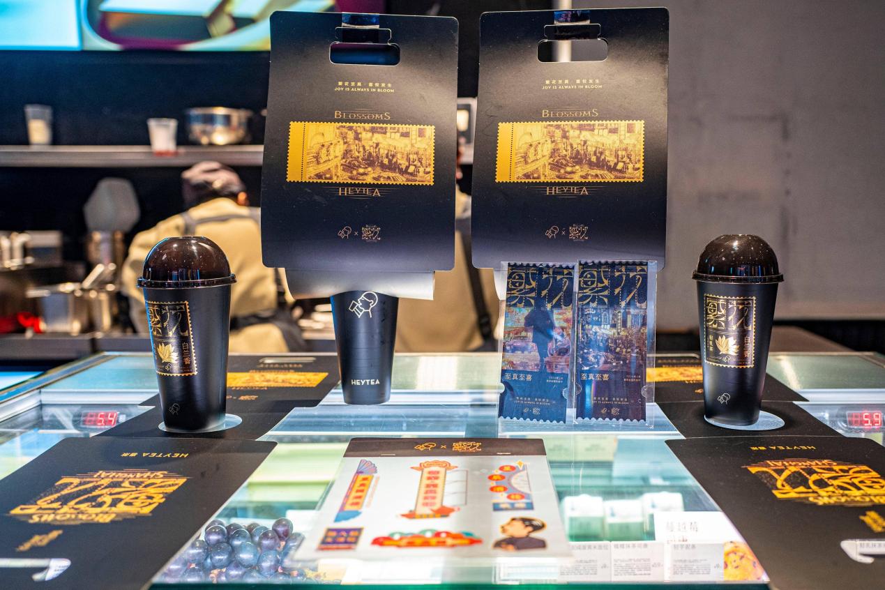 Foto bertarikh 31 Januari 2024 di Shanghai ini memperlihatkan minuman teh mutiara milik francais HEYTEA yang bekerjasama dengan sebuah drama TV yang popular.