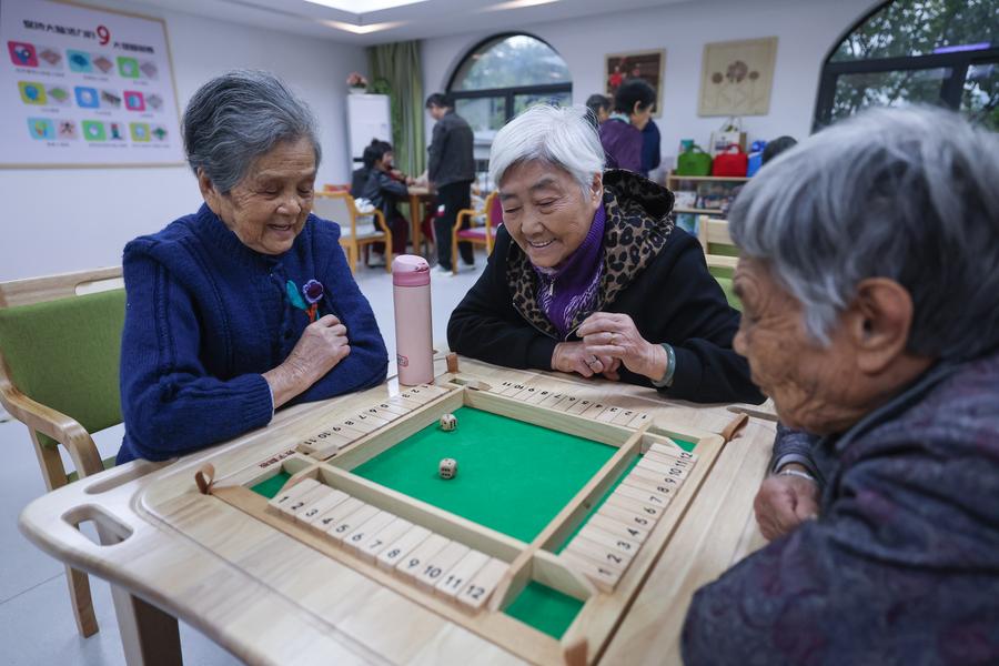 Warga emas bermain di sebuah pusat perkhidmatan penjagaan warga emas di Kaunti Yunhe, Bandar Lishui, Provinsi Zhejiang di timur China pada 10 November 2023. (Xinhua/Xu Yu)