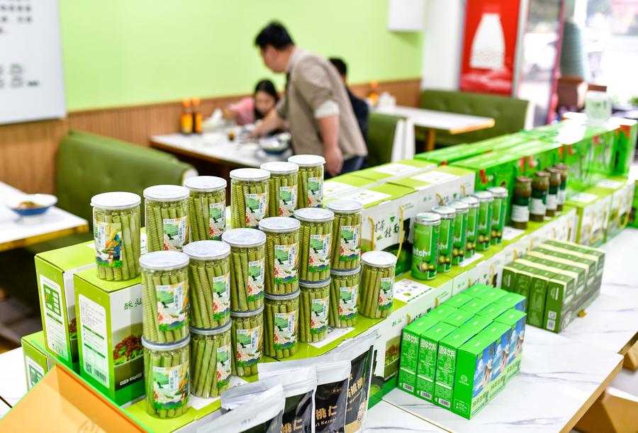 Antara produk matcha yang dijual di sebuah kedai di kaunti Jiangkou, Provinsi Guizhou, barat daya China pada 14 Mei 2025. (Xinhua/Yang Wenbin)