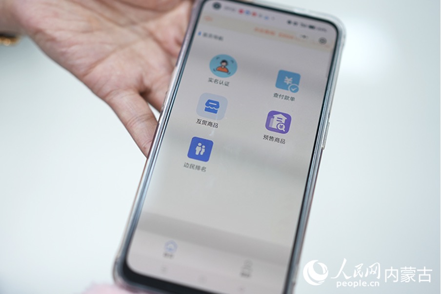 Seorang penduduk tempatan, Chen Chunlan menunjukkan aplikasi telefon pintar yang membolehkannya menyertai perdagangan sempadan di Manzhouli, Wilayah Autonomi Mongolia Dalam di utara China. (People’s Daily Online/Zhang Yuxiu)