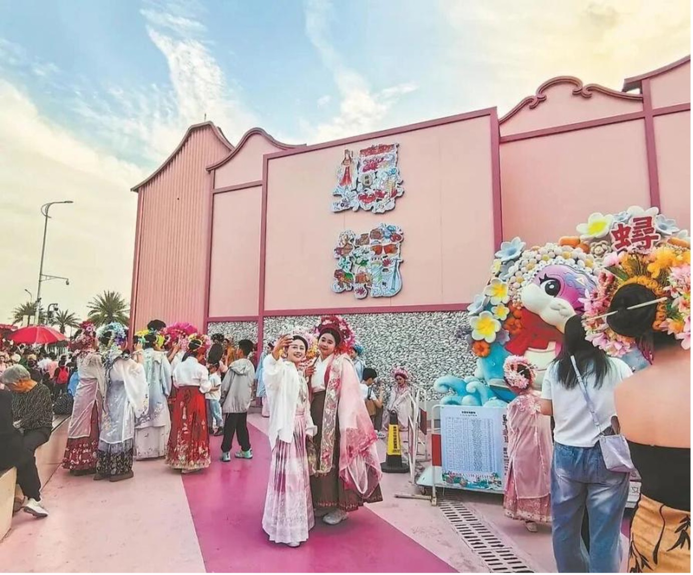 Pelancong mengambil gambar di kampung Xunpu, daerah Fengze, Quanzhou, Provinsi Fujian, tenggara China. (Foto oleh Fujian Daily)