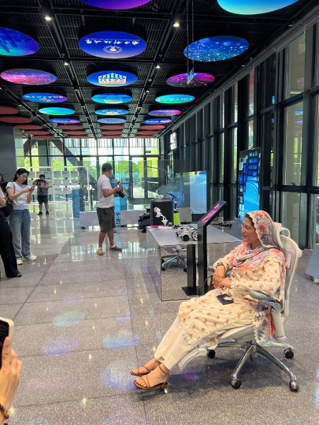 Wartawan mencuba sebuah kerusi yang menyediakan tempat duduk ergonomik Ehub Belia Shenzhen-Hong Kong Qianhai pada 15 September 2025. (Oleh People’s Daily Online)