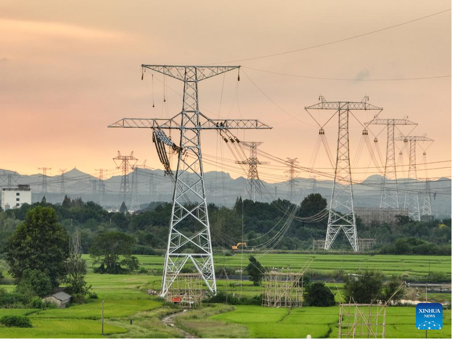 Para pekerja sedang melaksanakan kerja-kerja cantuman konduktor untuk projek penghantaran tenaga terus UHV ±800 kV Gansu-Zhejiang di kaunti Nanling, Wuhu, Provinsi Anhui pada 16 September 2025. (Xinhua/Zhao Xianfu)