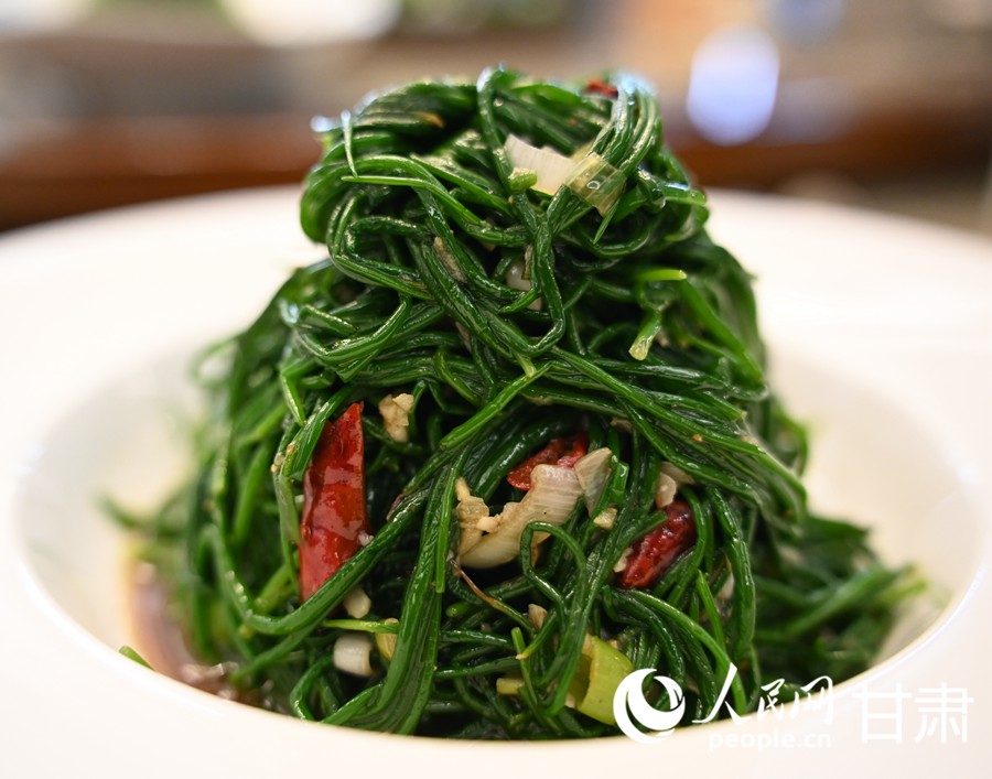 Foto menunjukkan satu hidangan menggunakan bawang liar di kaunti Minqin, bandar Wuweu, Provinsi Gansu, barat laut China. (People’s Daily Online/Shao Lan)