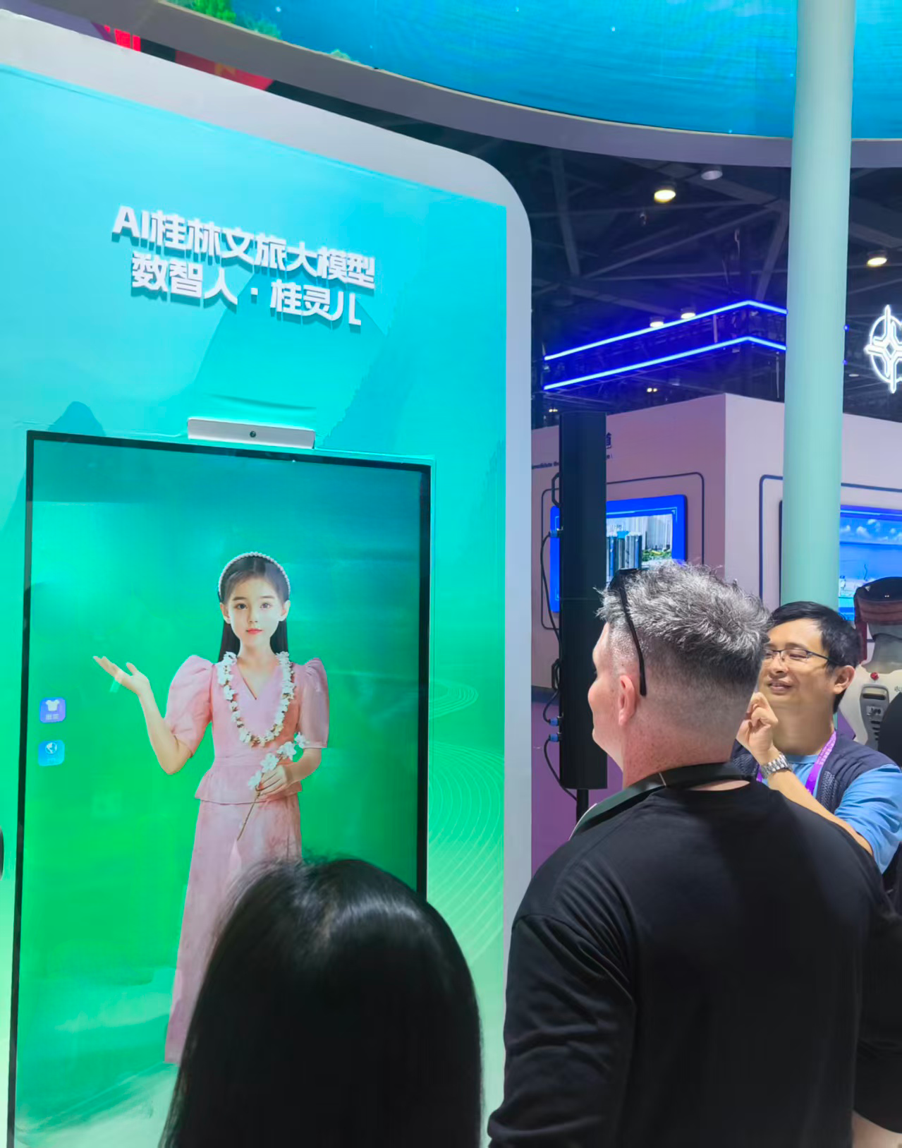 Pelawat sedang mendekati manusia digital "Gui Ling'er".