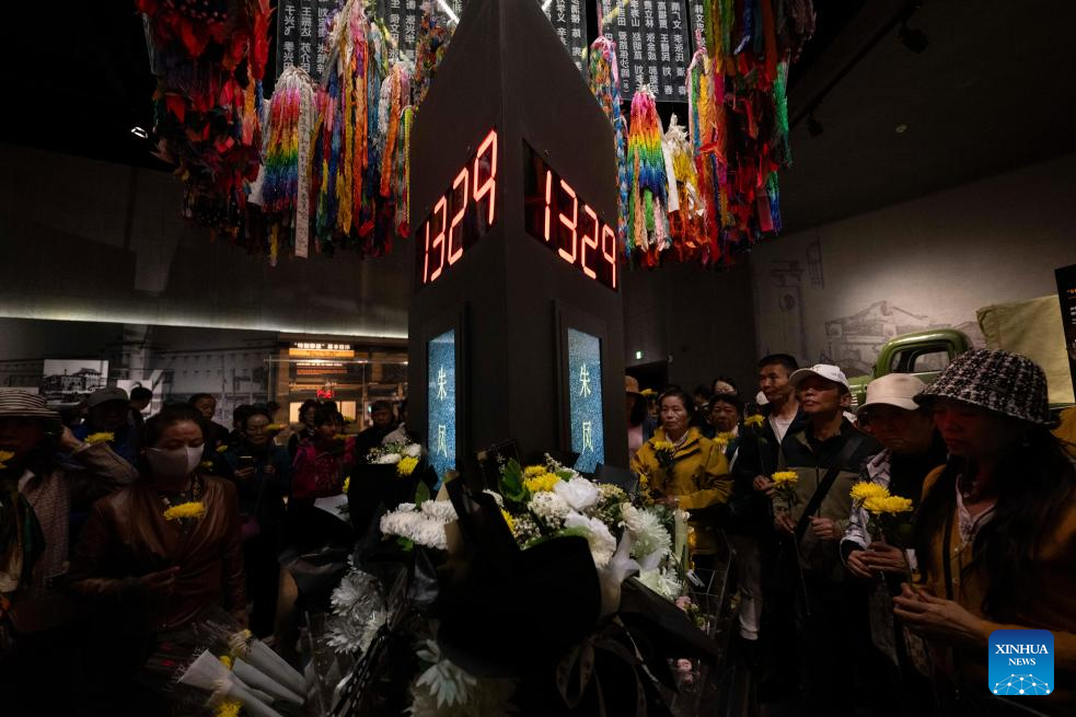 Pengunjung meletakkan bunga sebagai tanda hormat kepada mangsa kekejaman jenayah oleh Unit 731 Dewan Pameran Bukti Kekejaman Jenayah Unit 731 Askar Imperial Jepun di Harbin, Provinsi Heilongjiang pada 16 September 2025. (Xinhua/Zhang Tao)